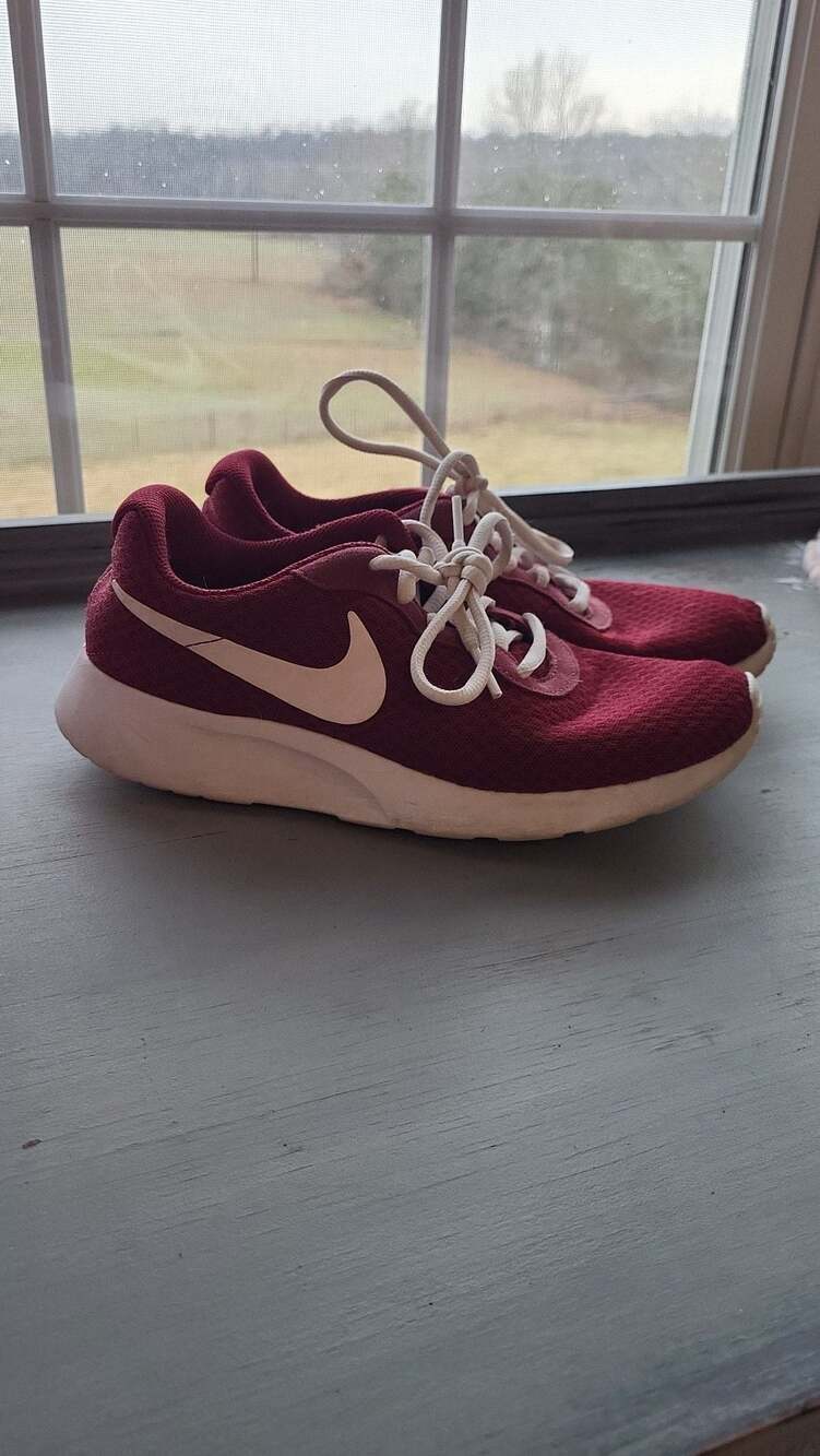 Nike Women's Tanjun Red Sneakers 812655-604 Size 7.5